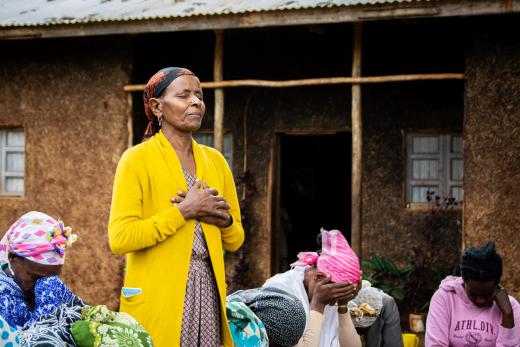 Een groep vrouwen uit Ethiopië komt samen en bidt