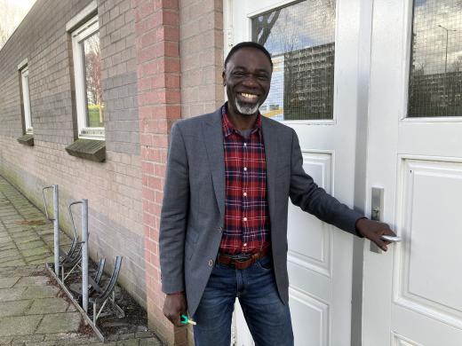 Moses Alagbe voor de deur van zijn kerk in Amsterdam