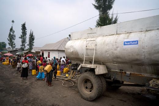 Trucks leveren dagelijks schoon drinkwater aan.