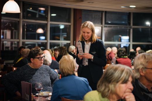 Aan de gasten worden lootjes verkocht