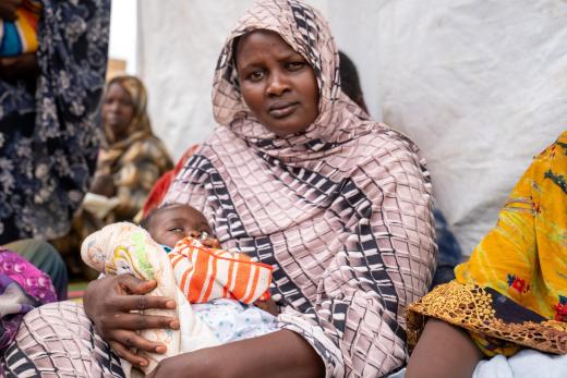 Moeder en haar baby in opvangkamp Tawila, Soedan