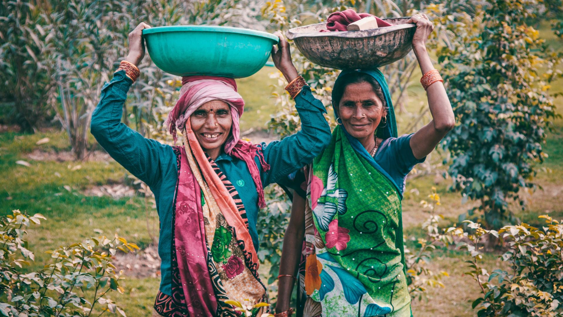 Twee Indiase vrouwen met manden op hun hoofd. Foto: Jose Aragones / Pexels