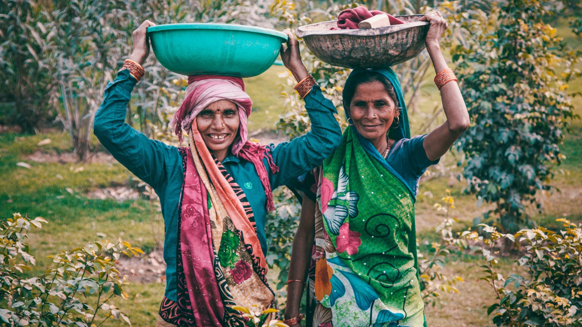 Twee Indiase vrouwen met manden op hun hoofd. Foto: Jose Aragones / Pexels