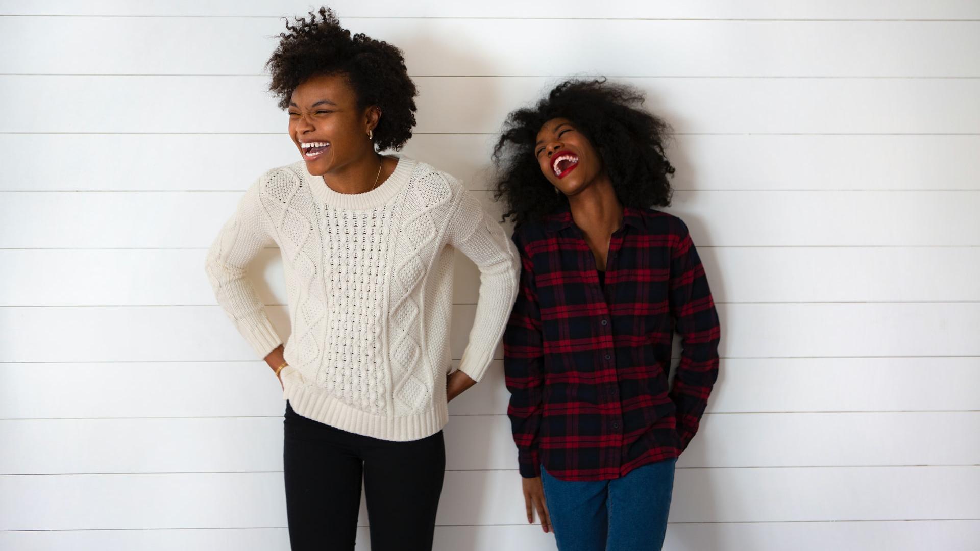 Twee vrouwen die lachend op de foto staan