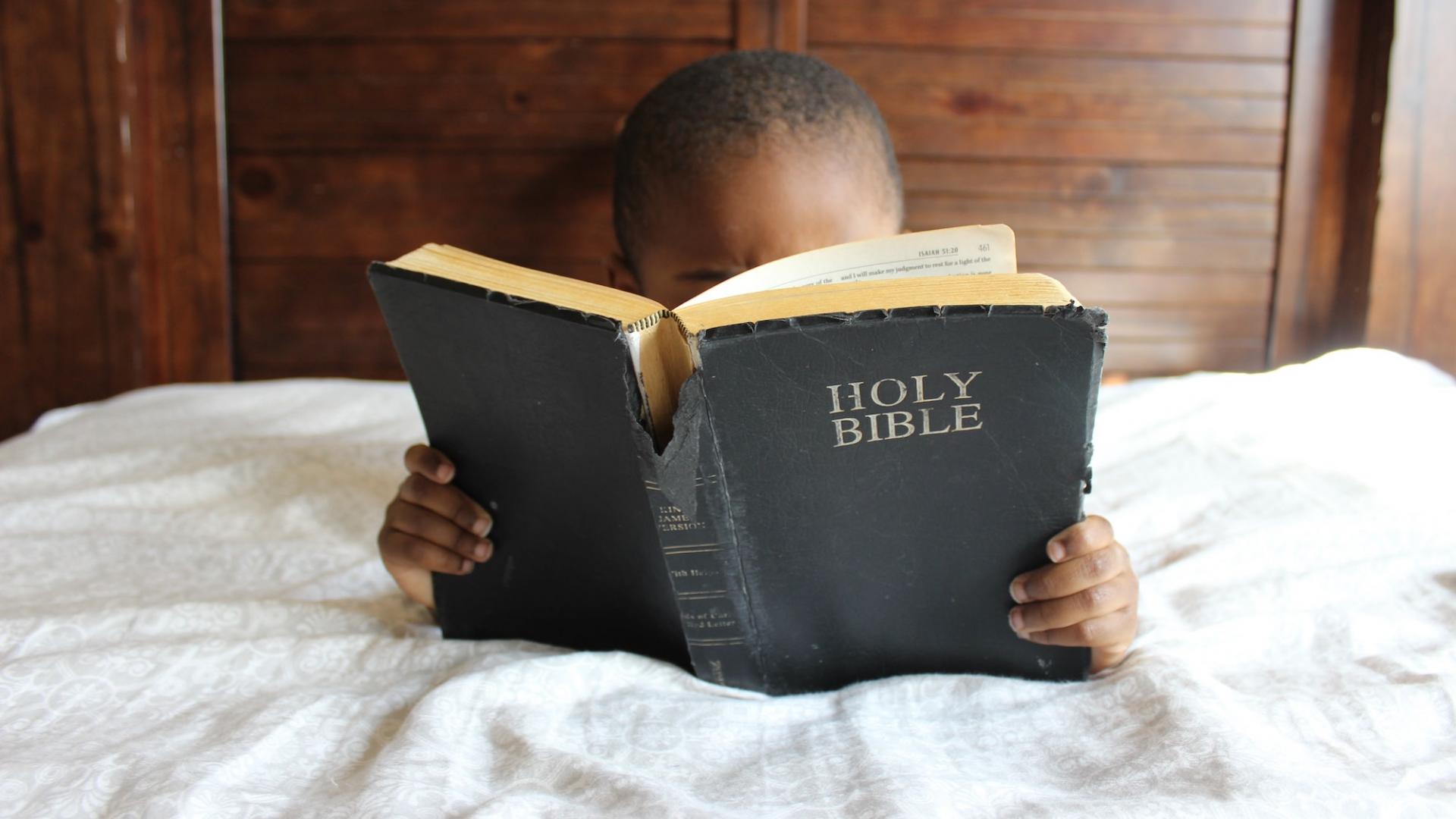 Jongetje leest de Bijbel - Samantha Sophia via Unsplash