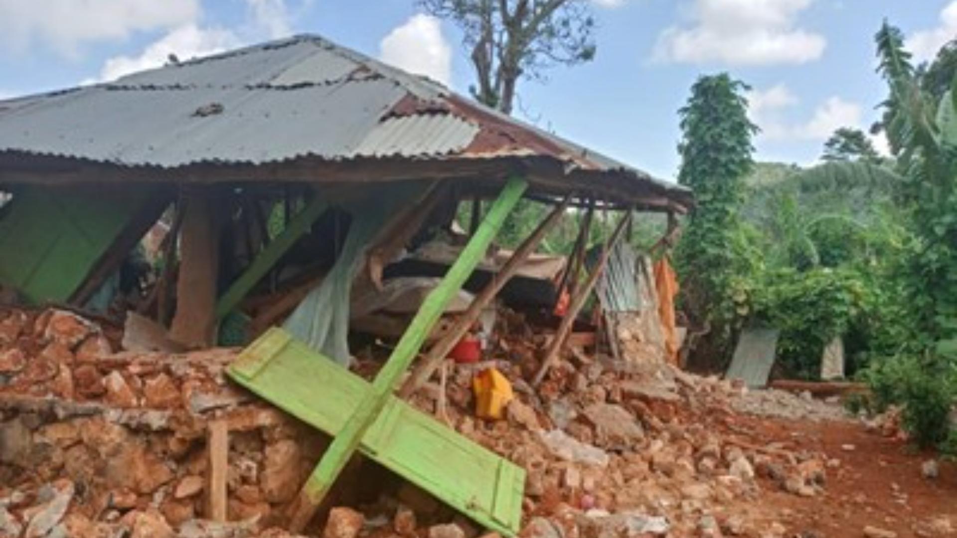 Verwoeste huizen als gevolg van de aardbeving