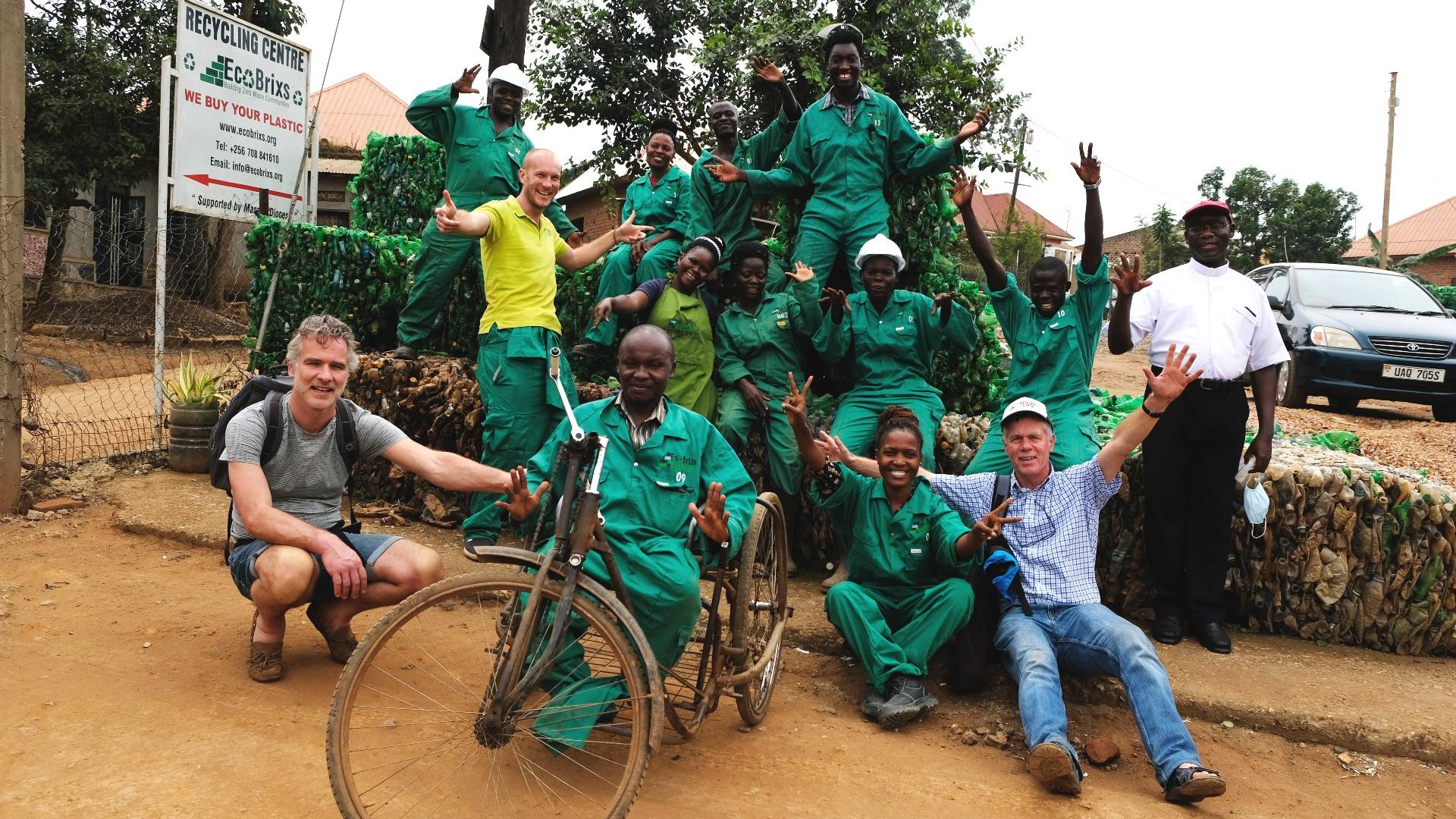 Team Ecobrixs Oeganda - reis Andre Voorberg links - 2022 - plastic recycling