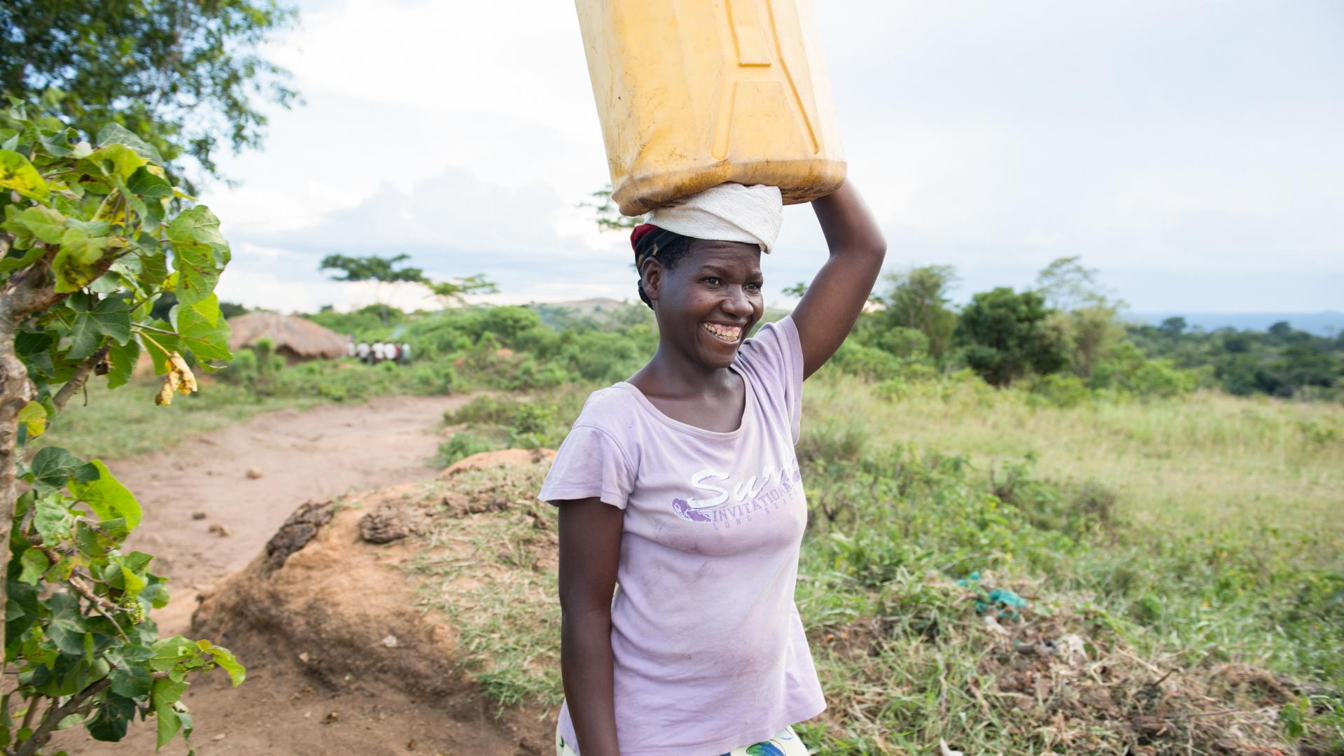 DRC vrouw met jerrycan water (Tearfund UK)