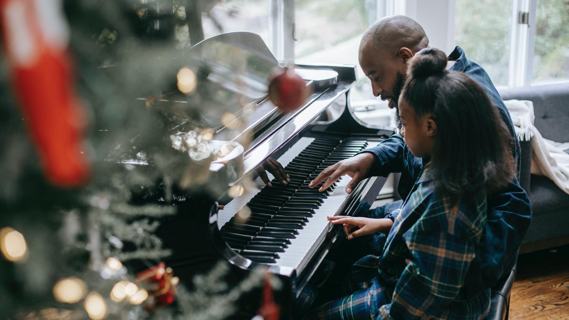 Stockbeeld Pexels Kerst - Vader en dochter spelen piano