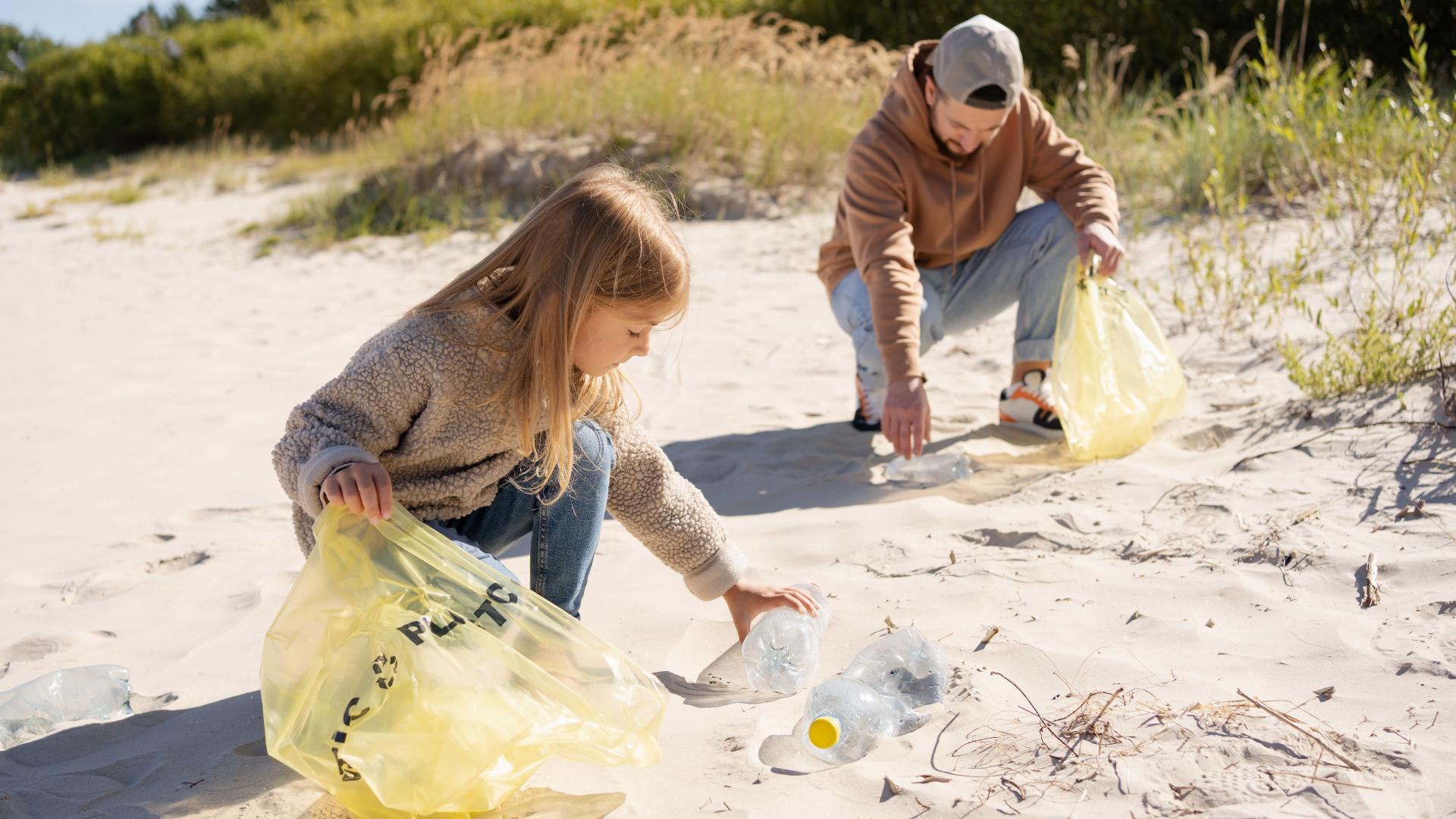 World Cleanup Day - familie raapt afval op het strand