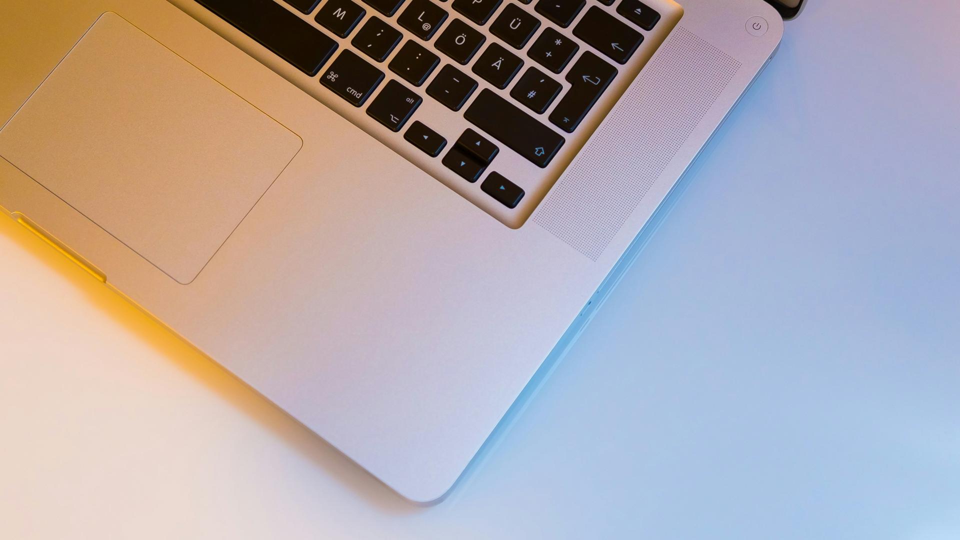 Een laptop met gele en blauwe gloed