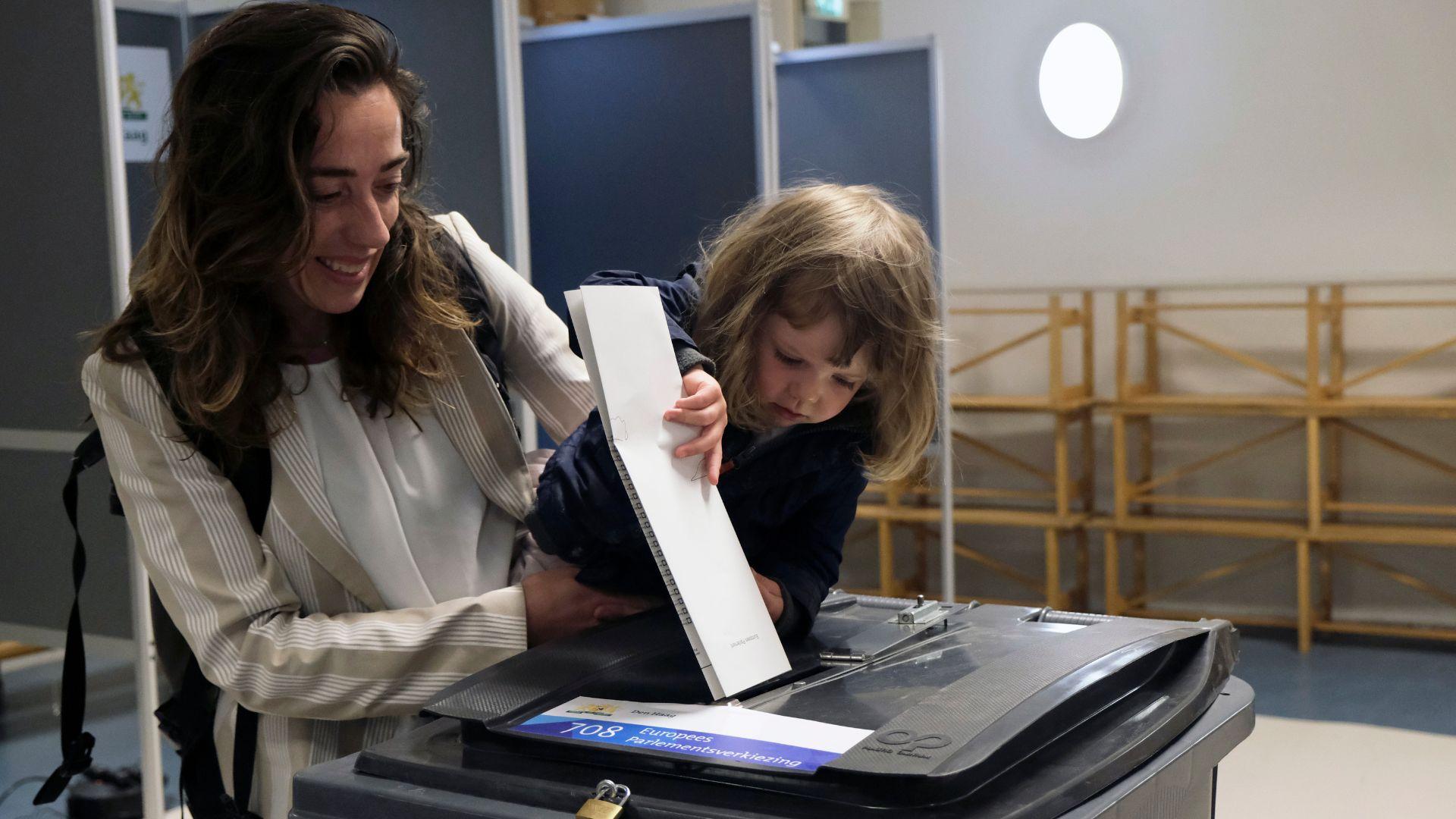 Een moeder en dochter doen hun stem in de stembus (Nederland, Europese parlementsverkiezingen)