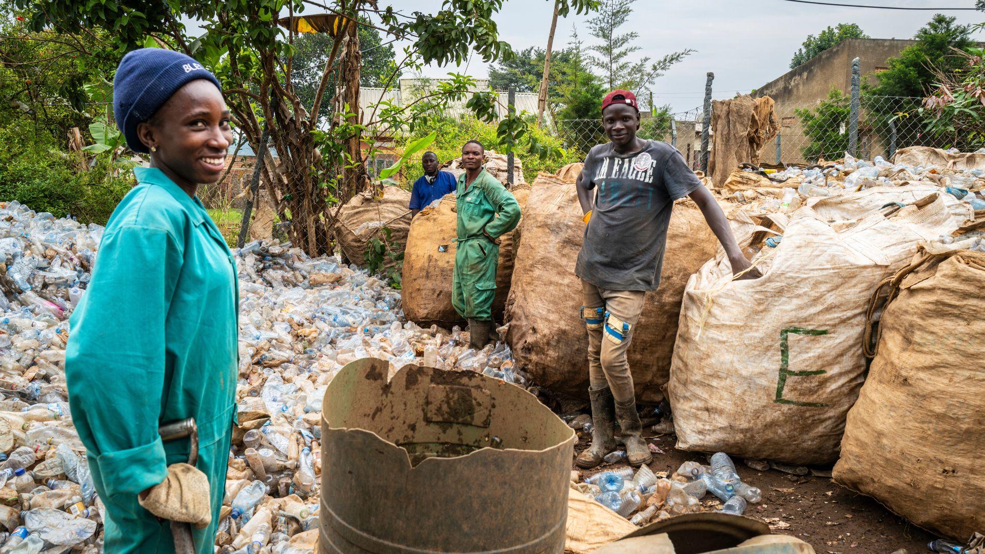 Plastic reclycen bij EcoBrixs in Oeganda