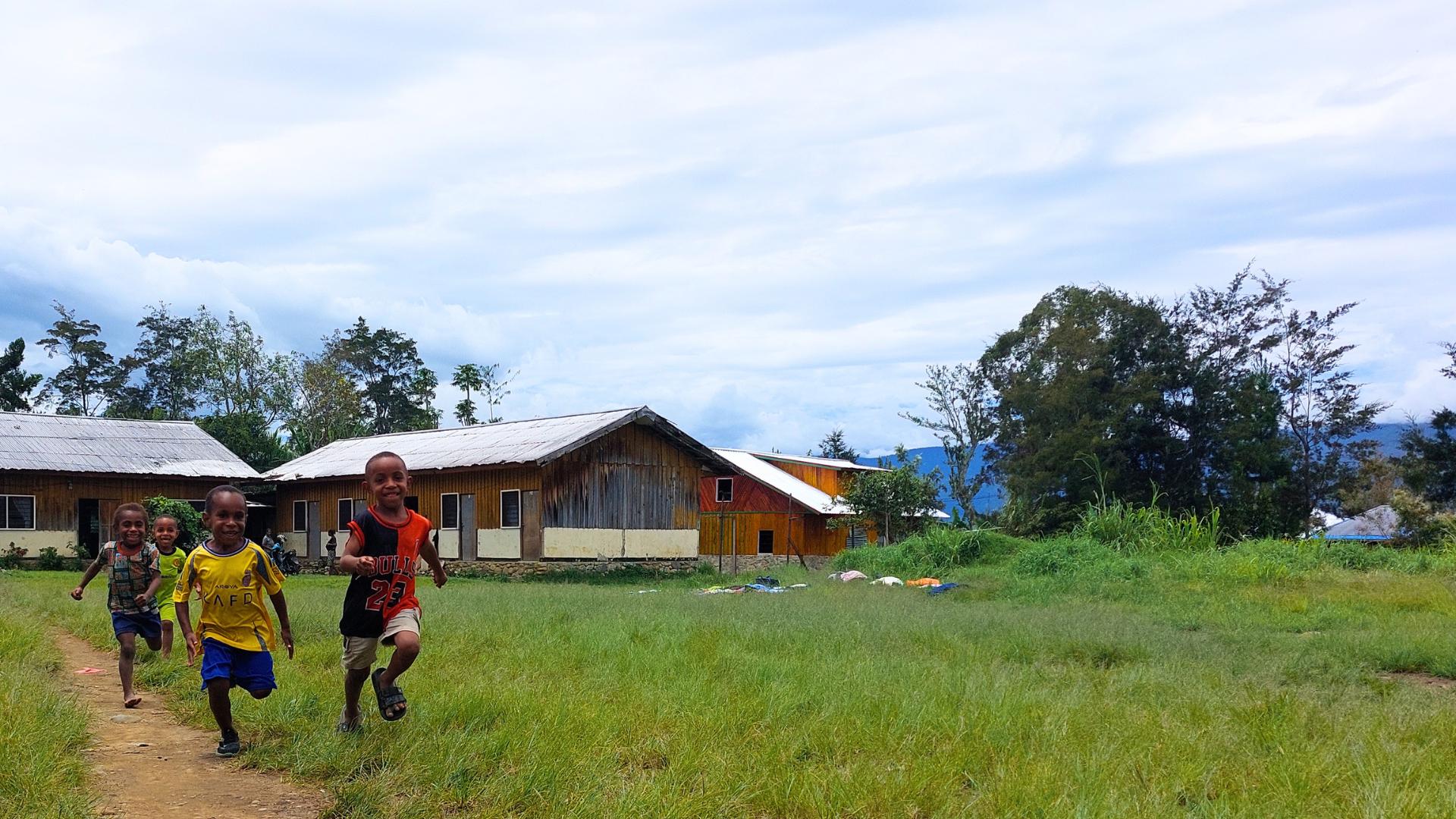 Kinderen pastor Kayus (West-Papoea, Indonesië)