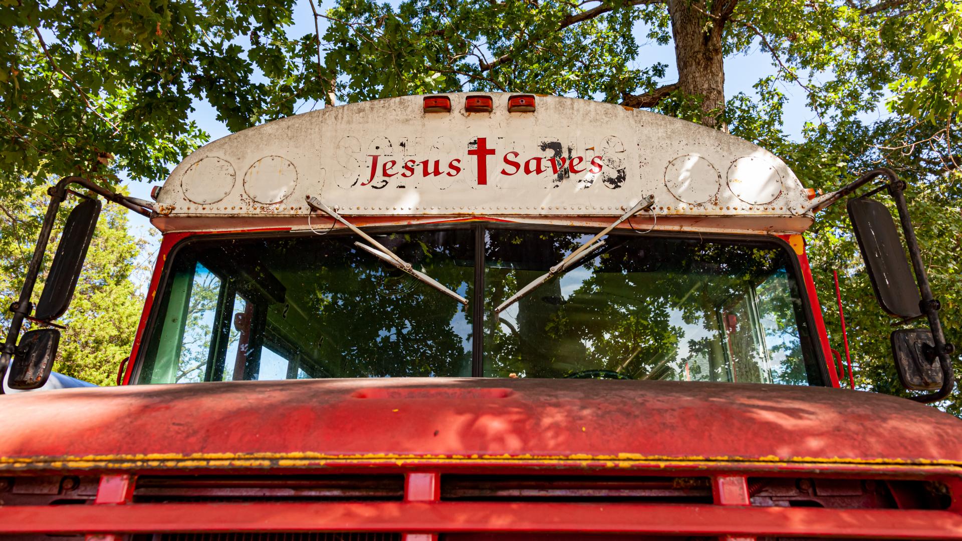 Bus met erop geschreven: Jesus Saves