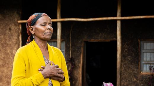 Biddende vrouw Ethiopië Tearfund