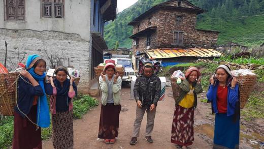 Groep vrouwen en man in Nepal
