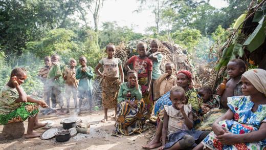Mensen voor hutjes in Democratische Republiek Congo (DRC)