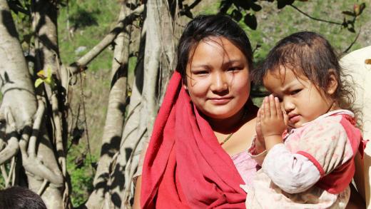 Vrouw met kind in Nepal