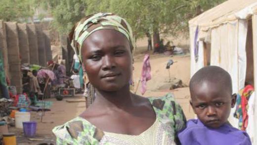Vrouw met kind in Nigeria
