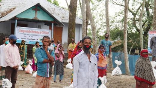 Distributie voedselhulp, zeep en masker in Bangladesh