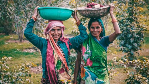 Twee Indiase vrouwen met manden op hun hoofd. Foto: Jose Aragones / Pexels