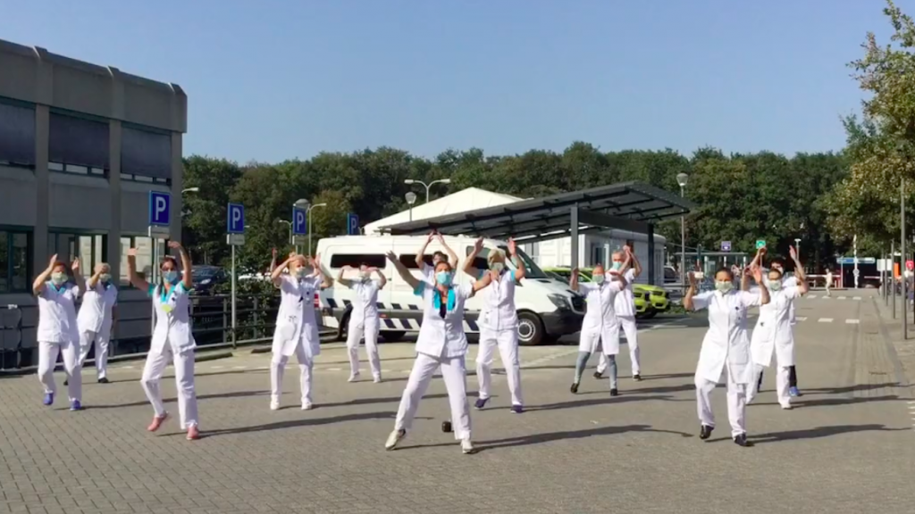 Zorgpersoneel doet de Jerusalema Challenge tijdens de coronacrisis