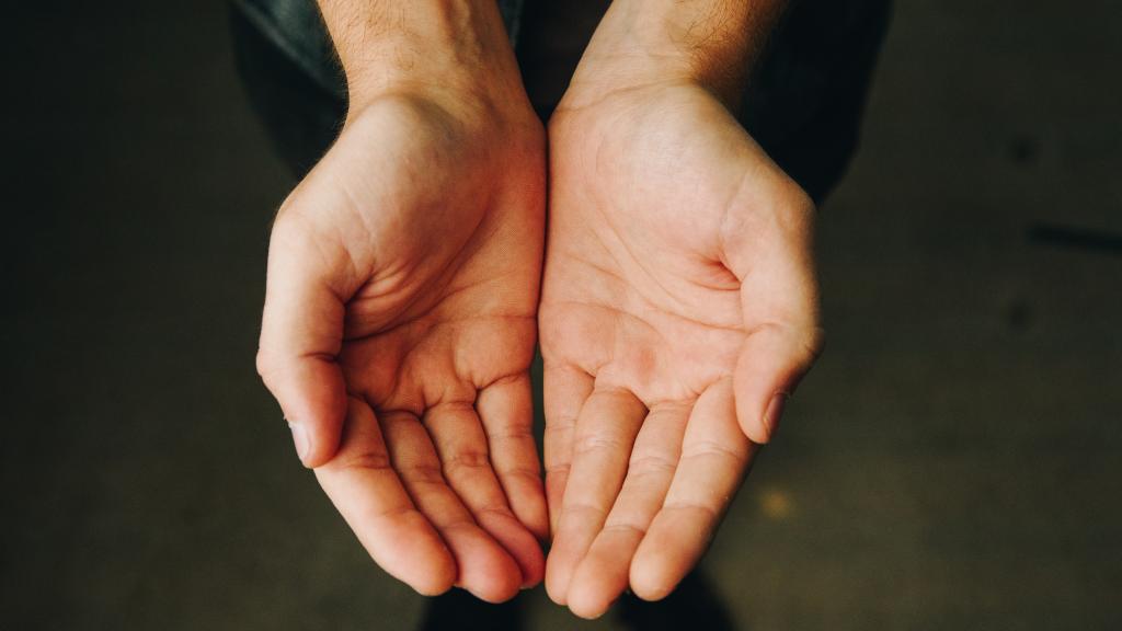 Handen die ontvangen