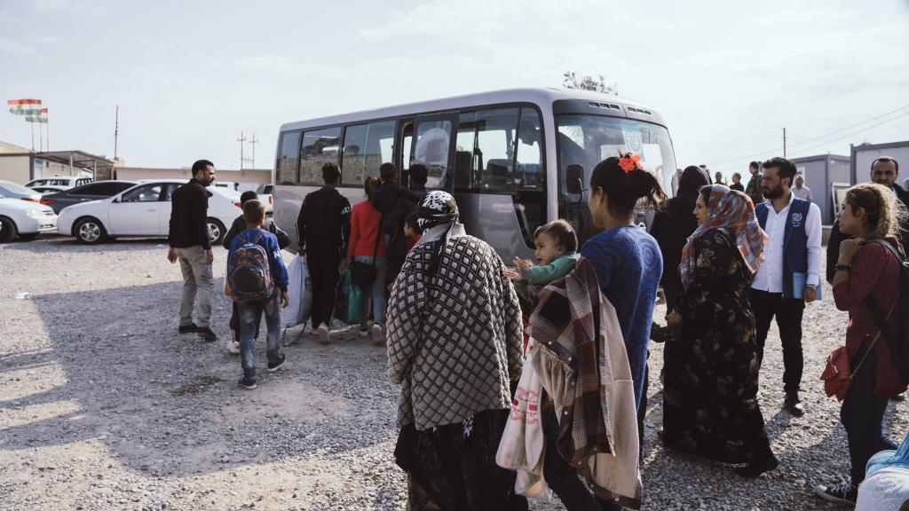 Mensen die naar een bus lopen in Syrië - foto: Amy van Drunen
