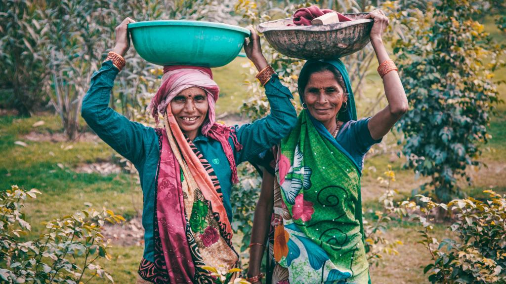 Twee Indiase vrouwen met manden op hun hoofd. Foto: Jose Aragones / Pexels