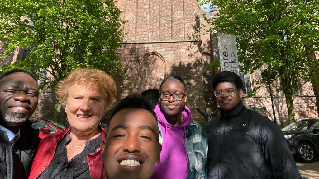 Annet en Moses Alagbe met hun pleegkinderen voor de kerk die ze gaan beklimmen - The Climb