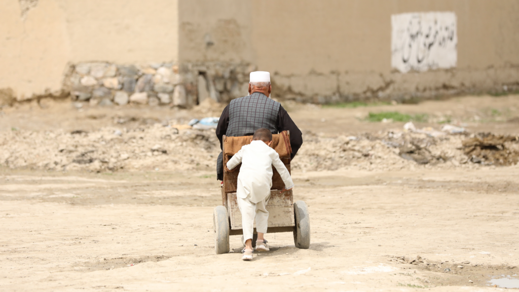Mensen vluchten in Afghanistan