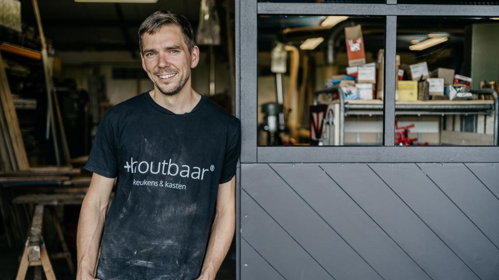 Jan-Willem Harwig voor de werkplaats van zijn bedrijf +houtbaar