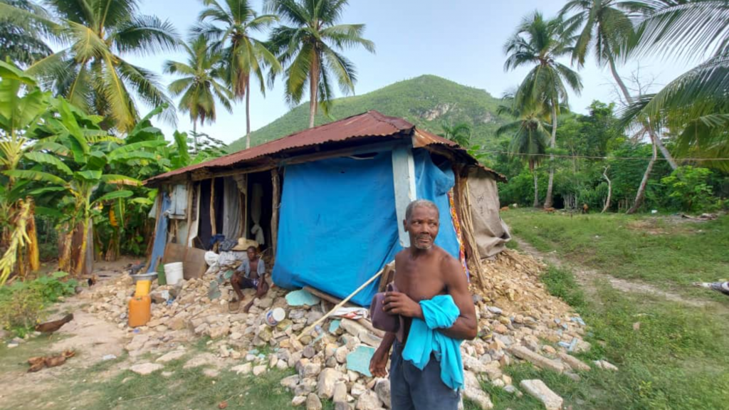 Haiti aardbeving - man voor zijn huis