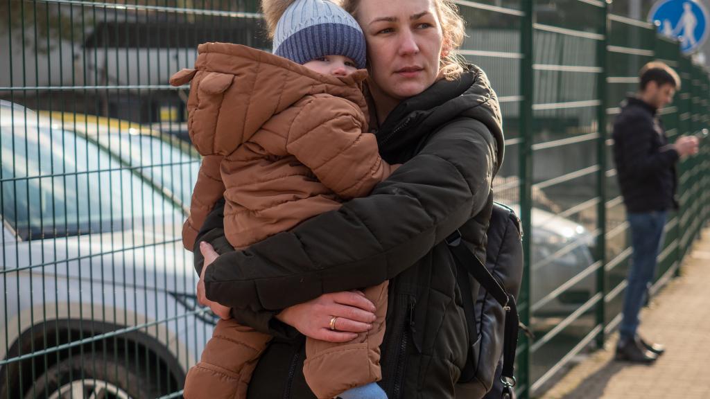Beeld Oekraïne vrouw en kind