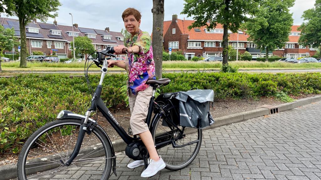 Collega Esther Goudsblom op de fiets