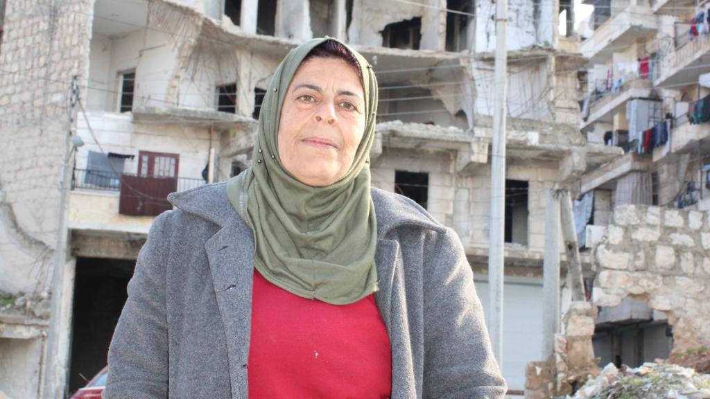 Vrouw bij ingestort gebouw Syrië