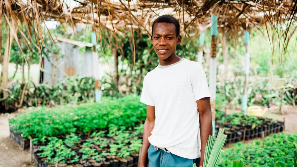 jongeren in haiti staan op uit armoede