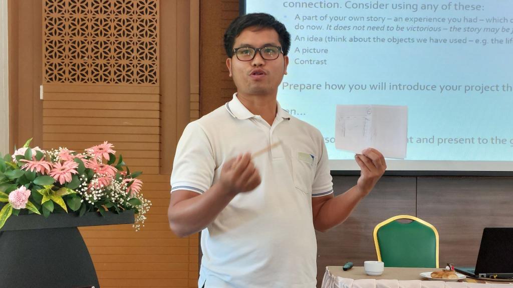 Ouane traint kerken en organisaties in Laos
