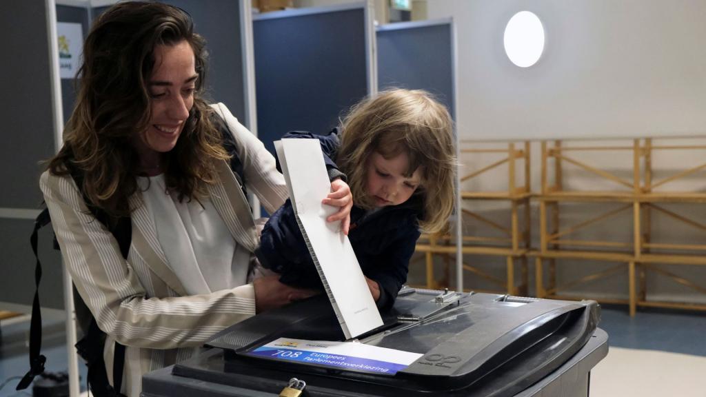 Een moeder en dochter doen hun stem in de stembus (Nederland, Europese parlementsverkiezingen)