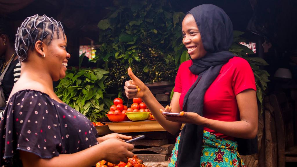 Vrouw betaalt met mobiel 