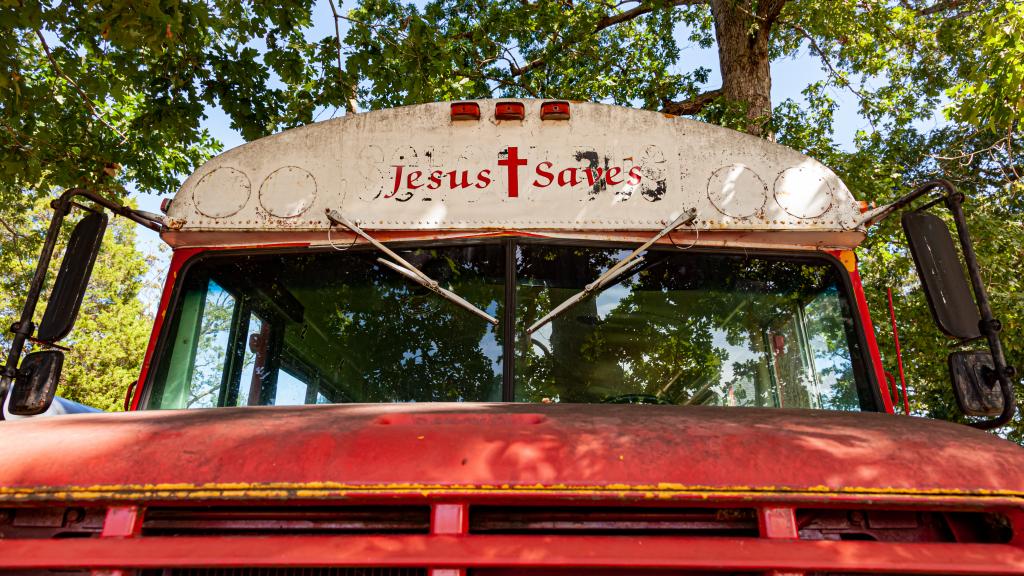 Bus met erop geschreven: Jesus Saves