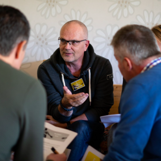 Deelnemers van de collegedag met elkaar in gesprek