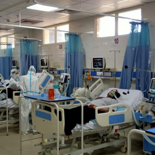 Dit ziekenhuis in India ligt vol met coronapatiënten