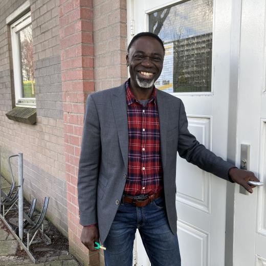 Moses Alagbe voor de deur van zijn kerk in Amsterdam