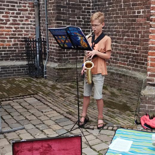 Fabian op de dorpsmarkt in Hattem.