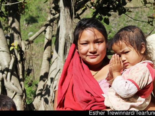 Vrouw met kind in Nepal