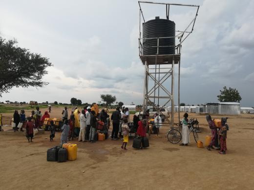 Mensen bij een waterput in Nigeria