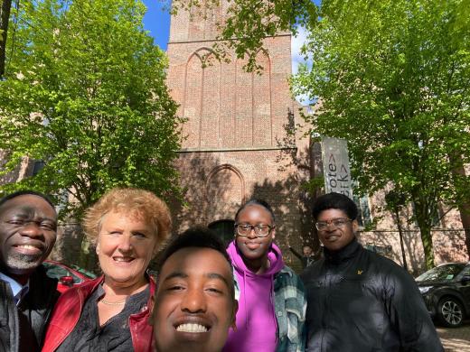 Annet en Moses Alagbe met hun pleegkinderen voor de kerk die ze gaan beklimmen - The Climb