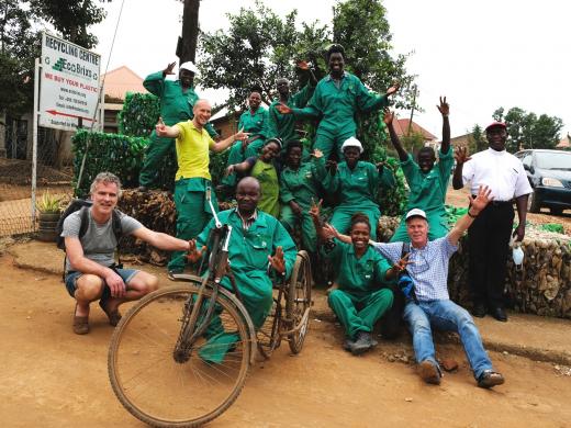 Team Ecobrixs Oeganda - reis Andre Voorberg links - 2022 - plastic recycling